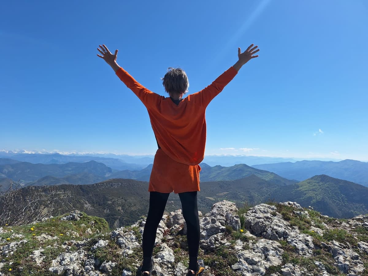 Sophie Surjus au sommet d'une montagne, randonnée en nature